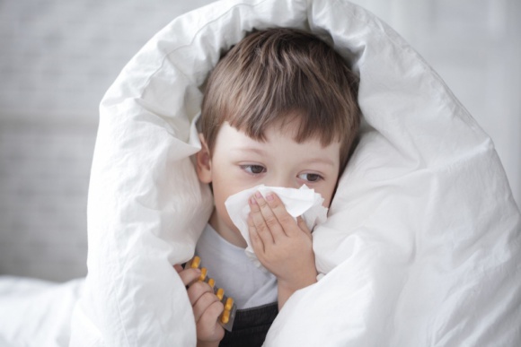 Przeziębienie u dziecka – co możemy podać Dziecko, LIFESTYLE - Jesień idzie, a wraz z nią zakatarzony nos, ból gardła, chrypa, ból głowy, podwyższona temperatura i ogólnie złe samopoczucie – czyli przeziębienie. Jak reagować ? Kiedy iść do lekarza? I jak leczyć nasze pociechy?