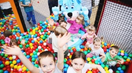 Przyjęcie urodzinowe dla dzieci? Musi być fun! Dziecko, LIFESTYLE - Jeśli chcesz, aby kinder party było spełnieniem marzeń Twojej pociechy i jednocześnie nie chcesz przez cały czas martwić się o małych gości, zapoznaj się z kilkoma wskazówkami dotyczącymi organizacji przyjęć urodzinowych dla dzieci.