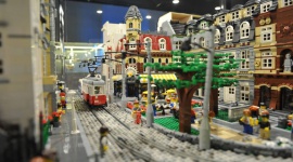 Wystawa Lego w Gliwicach dłużej Dziecko, LIFESTYLE - W związku z ogromnym zainteresowaniem wystawę budowli z klocków Lego w gliwickiej Europie Centralnej będzie można oglądać do niedzieli 19 lutego. Na odkrycie czeka 2 500 metrów pełnych niezwykłych budynków i postaci oraz strefa zabaw z wieloma atrakcjami dla małych i dużych