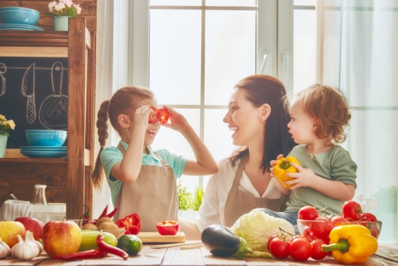 Kuchnia przyjazna dzieciom – jak zaangażować najmłodszych podczas gotowania?