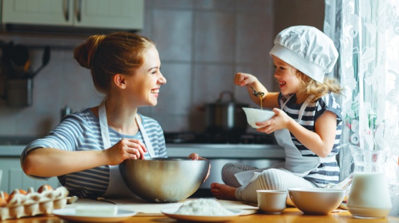 Poznaj idealny przepis na początek wspólnej kulinarnej przygody z dzieckiem Dziecko, LIFESTYLE - Psychologowie dziecięcy przekonują, że należy poświęcać dziecku codziennie 30 minut, aby czuło się kochane i ważne. Warunek jest jeden – nasza uwaga musi być w pełni skupiona na maluchu, a zajęcie odpowiednio angażujące dla obu stron.