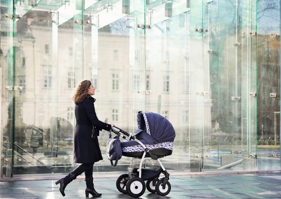 Mama wie lepiej: Piankowe, pompowane, małe, duże? Czyli jakie koła do wózka ?