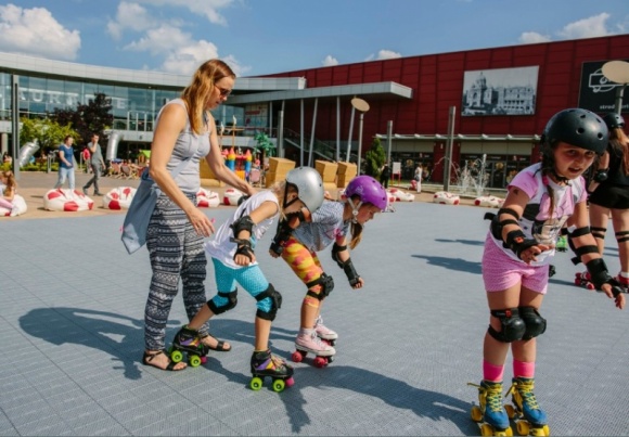 Cyrkowe zabawy w Porcie Łódź Dziecko, LIFESTYLE - Mini szczudła, żonglowanie i inne cyrkowe konkurencje – takie atrakcje zaplanowali na najbliższy weekend (26 – 27 sierpnia) animatorzy w Porcie Łódź Junior. Dodatkowo na Patio Centrum wszyscy chętni będą mogli zrobić sobie wakacyjny tatuaż.