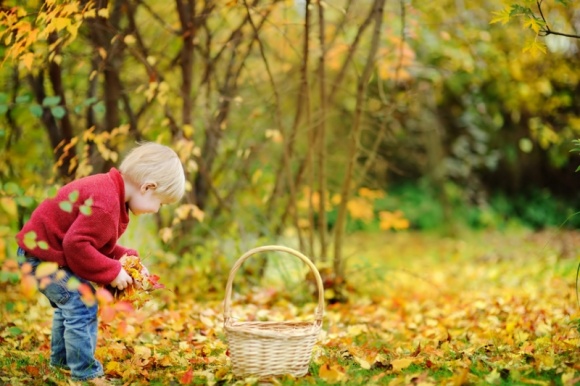 Jesienne sposoby na spędzenie czasu z dzieckiem Dziecko, LIFESTYLE - Polska jesień potrafi mile zaskoczyć i być naprawdę piękna! Wówczas każdą chwilę warto spędzić na świeżym powietrzu. Zabawy w parku, gdy na ziemi pełno różnokolorowych liści z pewnością są atrakcją dla naszych pociech.