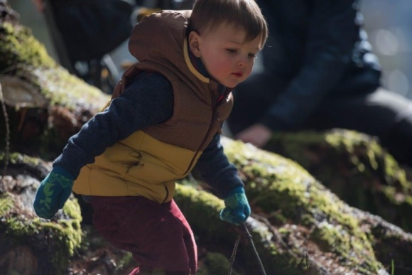 Jesienne aktywności z maluchem na świeżym powietrzu! Dziecko, LIFESTYLE - Dajmy przykład naszym dzieciom i wychodźmy z nimi jak najczęściej. Dzięki temu nie tylko wzmocnimy ich odporność i rozwój fizyczny, ale również odkryjemy przed nimi świat podwórkowych zabaw!