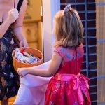 Czy pozwolić dzieciom pukać do drzwi obcych w Halloween?