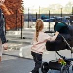 Jesienny spacer z wózkiem – poradnik aktywnego rodzica