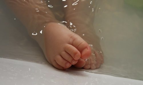 Różnice w budowie skóry noworodka, niemowlęcia i kilkulatka