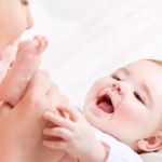 Pierwsza kąpiel niemowlaka – jak to zrobić?