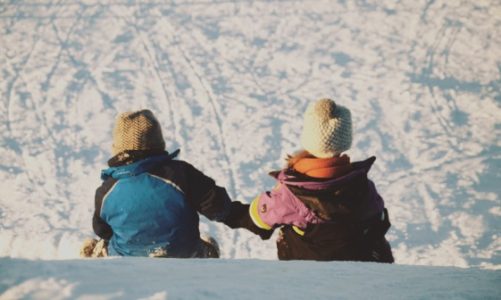 Twoje dziecko jedzie na ferie zimowe? Sprawdź, jak je odpowiednio przygotować