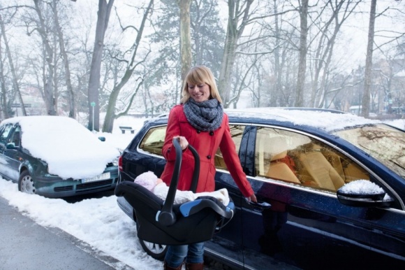 Dziecko w samochodzie - uwaga na skutki przegrzania! Dziecko, LIFESTYLE - Ujemne temperatury i pozostawiony na parkingu samochód nie są najbardziej ulubionym przez kierowców zestawieniem.