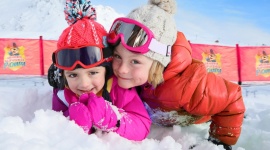 BEZPIECZNE FERIE W 3 KROKACH Dziecko, LIFESTYLE - Jazda na nartach, sankach czy łyżwach należą do najbardziej popularnych zajęć podczas ferii.