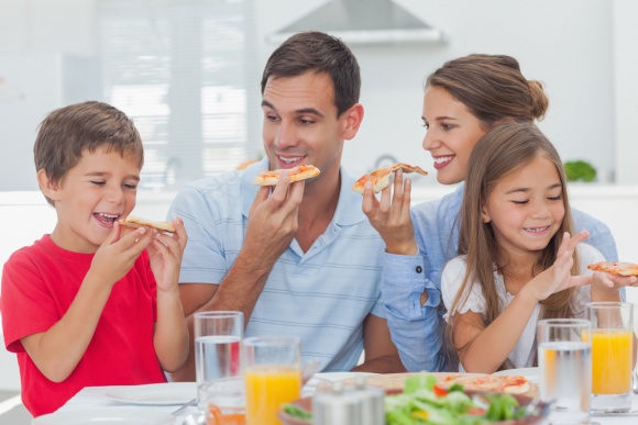 Masz ochotę na pizzę? Taką zjesz ze smakiem! Dziecko, LIFESTYLE - Jedna z najbardziej lubianych potraw dzieci, młodzieży i dorosłych zaliczana do fast foodów to pizza, która mimo swojego zachęcającego wyglądu i smaku nie należy do dań niskokalorycznych. Niestety ulegając pokusie żółtego sera i pomidorowego aromatu często się nią przejadamy.