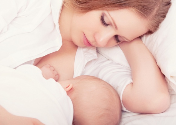 Dlaczego mleko mamy to złoty standard żywienia niemowląt? Dziecko, LIFESTYLE - Niepowtarzalność i wyjątkowość mleka mamy sprawia, że pediatrzy rekomendują karmienie piersią jako najlepszy sposób żywienia niemowlęcia. Czy wiesz, dlaczego?