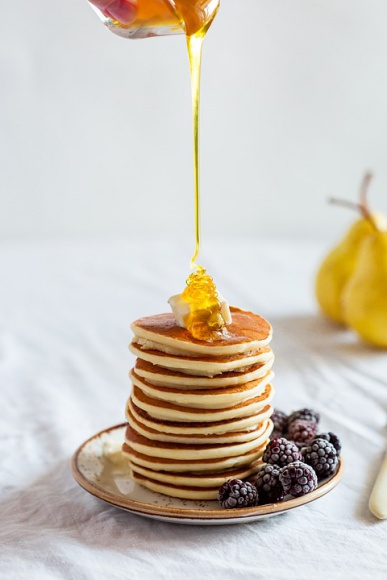 Przepis na pyszne, pachnące placuszki bananowo-jaglane à la pancakes. Dziecko, LIFESTYLE - Poniżej pomysłowy przepis na pyszne placuszki à la pancakes z wartościowych składników, które można serwować z dowolnymi dodatkami. Z pewnością podbiją podniebienia małych i dużych łasuchów. Są świetnym pomysłem na śniadanie, słodki obiad czy podwieczorek dla całej rodziny.