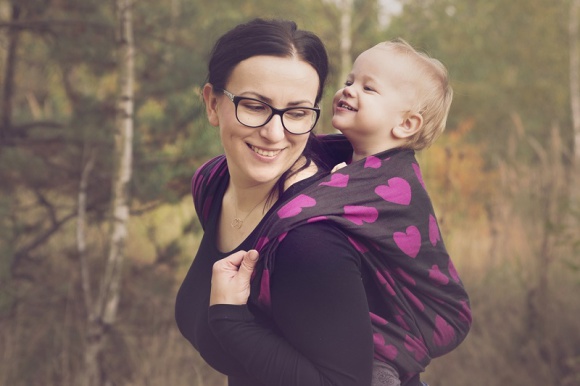 Chustonoszenie - naturalna potrzeba bliskości Dziecko, LIFESTYLE - Nie bez powodu trzy pierwsze miesiące życia noworodka nazywane są czwartym trymestrem. Choć po urodzeniu maluszek nie jest już bezpośrednio połączony z matką, nadal potrzebuje dużo bliskości, a słuchając bicia jej serca czuje się bezpiecznie.