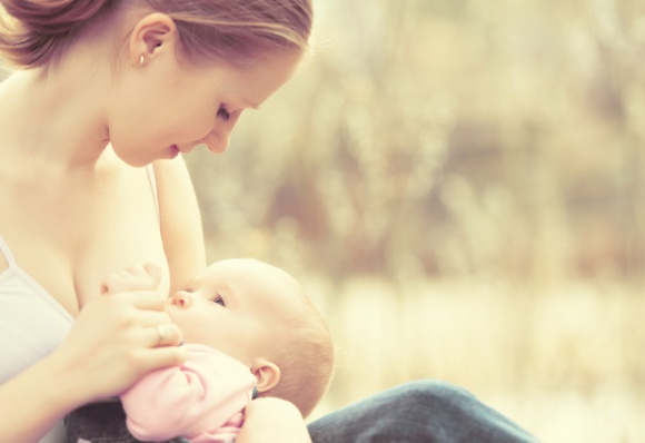 O tym chce wiedzieć każda mama! Dziecko, LIFESTYLE - Kobieta nieustannie troszczy się o prawidłowy rozwój i dobre samopoczucie niemowlęcia – widząc, że jej maleństwo w trakcie lub po karmieniu ulewa, zaczyna się martwić. Co powinna na ten temat wiedzieć?