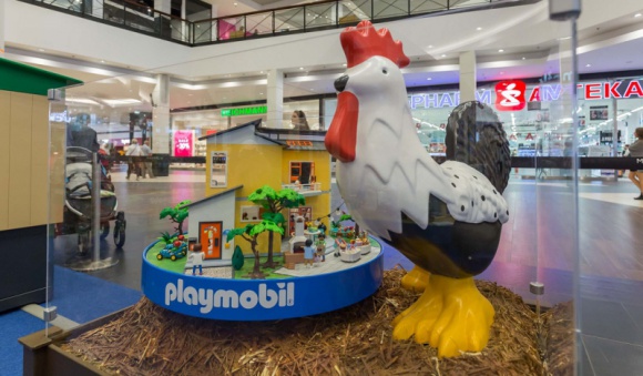 Wejdź do świata PLAYMOBIL. Nietypowa wystawa w Magnolia Park Dziecko, LIFESTYLE - Uwielbiani przez miliony dzieci bohaterowie świata PLAYMOBIL zawitali do Magnolia Park. Interaktywną wystawę 10 figurek o wysokości 150 cm można odwiedzać do końca wakacji. To jedyna taka wystawa w Europie.