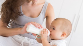 Przejście z karmienia piersią na mleko modyfikowane Dziecko, LIFESTYLE - jak to zrobić krok po kroku podpowiada położna