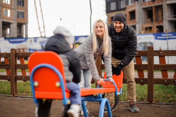 Rodzice na swoim – 5 istotnych elementów infrastruktury osiedlowej Dziecko, LIFESTYLE - Rodzice małych dzieci, lub osoby planujące powiększenie rodziny, powinny zwrócić szczególną uwagę na to, jak wygląda otoczenie bloku i jakie udogodnienia oferuje im deweloper.