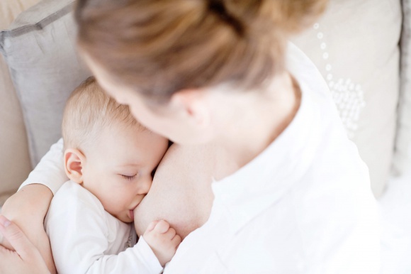 Porady pediatry – co każda mama powinna wiedzieć o swoim pokarmie? Dziecko, LIFESTYLE - Dlaczego mleko kobiece jest tak wyjątkowe, a karmienie piersią jest najlepszym sposobem żywienia niemowlęcia i jakie są tego zalety? O tym wszystkim dowiesz z artykułu eksperta bebiprogram.pl dr n. med. Agnieszki Rudzkiej-Kocjan.