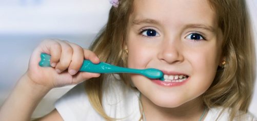Prawidłowa higiena „mleczaków” a zdrowie zębów stałych
