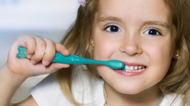 Prawidłowa higiena „mleczaków” a zdrowie zębów stałych Dziecko, LIFESTYLE - Czy o zęby mleczne warto dbać szczególnie uważnie, skoro po kilku latach zastąpią je zęby stałe? Tak! Jak bowiem podkreśla ekspert, właściwa higiena „mleczaków” ma duży wpływ na stan zdrowia zębów stałych.