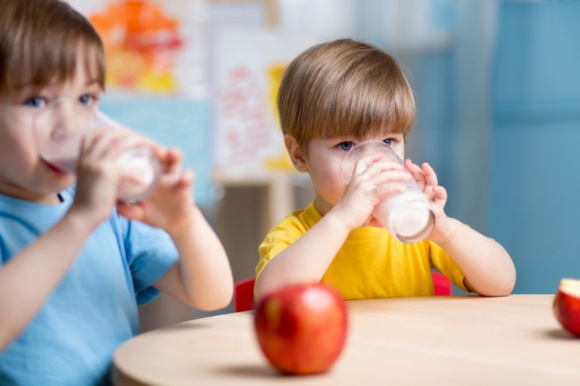 Jak zadbać o zdrowe kości i zęby u dziecka? Dziecko, LIFESTYLE - Mocne kości to podstawa – wie o tym każda mama. Aby zapewnić naszemu maluchowi pełnię zdrowia, powinniśmy postawić na dietę bogatą w wapń i witaminę D. Gdzie je znajdziemy? Które produkty są najbogatsze w te niezbędne dla prawidłowego rozwoju składniki?