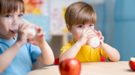 Jak zadbać o zdrowe kości i zęby u dziecka? Dziecko, LIFESTYLE - Mocne kości to podstawa – wie o tym każda mama. Aby zapewnić naszemu maluchowi pełnię zdrowia, powinniśmy postawić na dietę bogatą w wapń i witaminę D. Gdzie je znajdziemy? Które produkty są najbogatsze w te niezbędne dla prawidłowego rozwoju składniki?