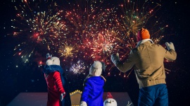 Przed nami Sylwester! Policja apeluje o zachowanie bezpieczeństwa. Dziecko, LIFESTYLE - Dla wielu osób wyjątkową atrakcją sylwestrowej nocy jest możliwość odpalenia kolorowych fajerwerków. Niestety zdarza się, że w rękach niedoświadczonych użytkowników stają się one przyczyną nieszczęśliwych wypadków.