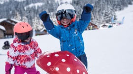 Pierwsze kroki na stoku Dziecko, LIFESTYLE - Ferie zimowe trwają w najlepsze! Stoki zapełniają się dziećmi w różnym wieku i o różnym poziomie zaawansowania. Zastanawiasz się, co powinieneś wiedzieć przed zabraniem dziecka pierwszy raz na narty? Przygotowaliśmy dla Ciebie kilka cennych porad.