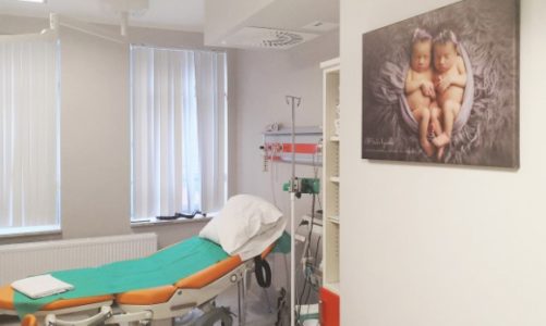 W szpitalach i szkołach rodzenia zawisły artystyczne zdjęcia noworodków