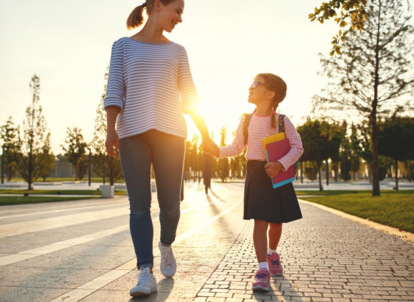 Dzieci pod inteligentną ochroną Dziecko, LIFESTYLE - Pokolenia rodziców zmieniają się, a wraz z nimi sposoby dbania o bezpieczeństwo dzieci. Obecnie pomagają w tym inteligentne rozwiązania. Jednym z nich są smart zegarki dla dzieci. Jak działają i w jakich sytuacjach będą przydatne?