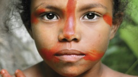 Trzy wymiary autentyczności. Poznaj twarz Brave Kids 2019 Dziecko, LIFESTYLE - Zdjęcie przedstawia dziewczynkę z Amazonii. – Od razu nas zachwyciła, ma w sobie coś, co łączy wszystkie Brave Kids – mówi Grzegorz Bral, dyrektor i jeden z pomysłodawców tego niezwykłego projektu artystyczno-edukacyjnego.