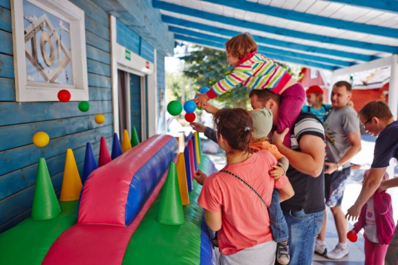 Szybkie propozycje na Dzień Dziecka Dziecko, LIFESTYLE - Jeśli nie wybraliście jeszcze prezentu na Dzień Dziecka, a nie macie ochoty na gorączkowe poszukiwania i stanie w kolejkach, polecamy zakupy w Internecie. Przedstawiamy pomysły na prezenty w formie przeżyć, które można zamówić w kilka minut, wprost sprzed ekranu komputera.