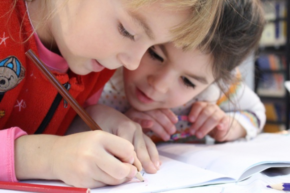 Jak zapewnić dobrą edukację dziecku z autyzmem?