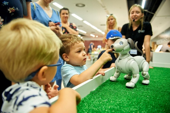 Niech robot zaparzy Ci kawę! Dziecko, LIFESTYLE - Podpowiedzą przepis na dobre domowe ciasto, posprzątają mieszkanie, umyją okna a nawet zaparzą kawę! Nowoczesne roboty z całego świata oraz ich niesamowite umiejętności oglądać można na interaktywnej wystawie, która do 11 sierpnia trwa w Porcie Łódź.