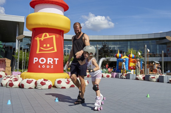 Czas na wrotki! Port Łódź zaprasza na Patio! Dziecko, LIFESTYLE - Wakacje zobowiązują! Latem warto dać sobie czas na pofolgowanie i zabawę, szczególnie w tak piękną słoneczną pogodę! Na Patio Portu Łódź w pobliżu urokliwej fontanny przez całe wakacje funkcjonuje bezpłatna wrotkarnia „pod chmurką”.