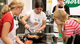 „Pomaganie przez gotowanie”, czyli nauka samodzielności Dziecko, LIFESTYLE - W Poznaniu odbyły się warsztaty kulinarne dla wychowanków domów dziecka