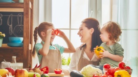 Najlepsze jedzenie dla Twojego dziecka – o czym pamiętać przygotowując posiłki? Dziecko, LIFESTYLE - Odpowiednio skomponowane posiłki to klucz do prawidłowego rozwoju i codziennego funkcjonowania naszych dzieci. Zbilansowane żywienie pozwoli zachować dobre samopoczucie, zapewni prawidłowy wzrost, a także doda energii potrzebnej do sprostania wszystkim codziennym wyzwaniom.