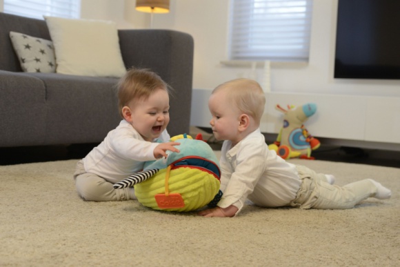 Radość połączona z pobudzaniem rozwoju. Dlaczego zabawki sensoryczne są ważne? Dziecko, LIFESTYLE - Faktem jest, że najbardziej intensywny wzrost umiejętności poznawczych niemowlaka następuje w formie zabawy.