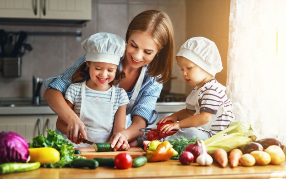 3 nawyki żywieniowe, które warto wprowadzić do diety Twojego dziecka Dziecko, LIFESTYLE - Edukacja żywieniowa zaczyna się w domu. Rodzice mają decydujący wpływ na to, co ląduje na talerzach ich pociech. To, co je dziecko, przekłada się na jego rozwój i odporność, dlatego powinniśmy od najmłodszych lat uczyć nasze maluchy reguł zdrowego odżywiania.