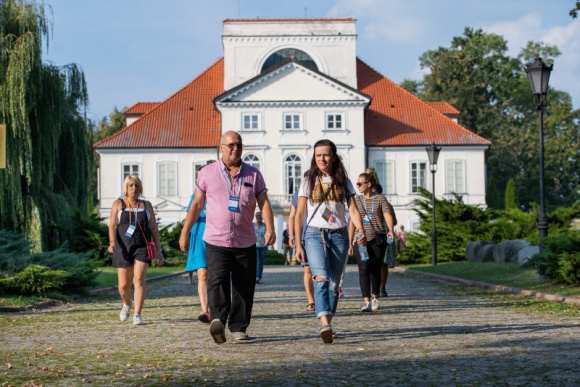 Dlaczego warto spędzić rodzinne wakacje z angielskim w Polsce? Dziecko, LIFESTYLE - Koronawirus sprawił, że Polacy zaczęli intensywnie szukać ciekawych miejsc na wakacje w kraju. O wyborze kierunku decyduje teraz przede wszystkim bezpieczeństwo, ale i wybór atrakcji, szczególnie jeśli wybieramy się na wczasy z dziećmi.