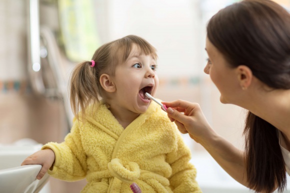 Rodzicu, szczotkuj zęby swojej pociechy nawet do 12. roku życia! Dziecko, LIFESTYLE - Ponad połowa trzylatków, 80% pięciolatków i aż 90% siedmiolatków w Polsce ma próchnicę . Według badań to właśnie ona jest jednym z najczęstszych problemów zdrowotnych występujących u dzieci.