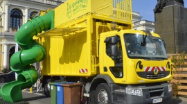 Biedronka wspiera ekologiczną podróż śmieciarki Mieci po polskim wybrzeżu Dziecko, LIFESTYLE - Jak wygląda proces recyklingu? Dlaczego warto segregować plastikowe butelki? Na te oraz podobne pytania, odpowiedzi uzyskają turyści wypoczywający nad polskim morzem dzięki ekologicznej kampanii edukacyjnej.