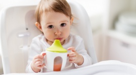 Błędy w żywieniu niemowląt – wyniki najnowszego badania Dziecko, LIFESTYLE - Okazuje się, że mimo wysokiej samooceny rodzicom nie zawsze udaje się uniknąć błędów żywieniowych. Jakie są zatem najczęstsze błędy popełniane przez rodziców najmłodszych dzieci w Polsce?