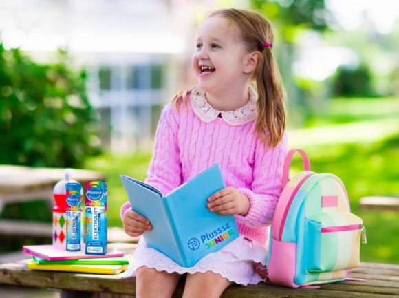 Back to School z Plusssz Junior – pomóż dziecku dobrze zacząć rok szkolny Dziecko, LIFESTYLE - Już za chwilę nasze pociechy przekroczą próg klasy i wpadną w wir obowiązków szkolnych oraz zabaw z rówieśnikami. Jak przygotować je na stresujące wyzwania i niekończące się aktywności? Zapewnijmy im odpowiednią dawkę witamin i minerałów.