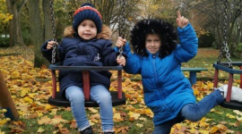 Jesień i zima – ulubione pory roku maluchów Dziecko, LIFESTYLE - Norwegowie mówią, że kto lubi chodzić na spacery, ten zawsze ma dobry humor. Sprawdza się to szczególnie jesienią i zimą. Mieszkańców Skandynawii pogoda nie rozpieszcza, więc skoro ich zdaniem zabawa na powietrzu ma sens przez cały rok.
