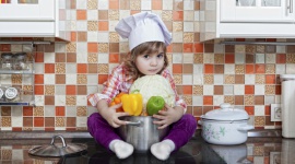Jak bezpiecznie gotować, gdy w domu są małe dzieci? Dziecko, LIFESTYLE - Opieka nad małym odkrywcą jest niezwykle wymagająca, jednak stworzenie funkcjonalnej przestrzeni kuchennej pozwoli na zminimalizowanie czyhających niebezpieczeństw...