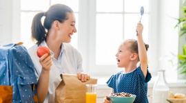 Smacznie i zdrowo – na dzień dobry! Dziecko, LIFESTYLE - Znaczenie śniadania, zwłaszcza w przypadku dzieci, jest nie do przecenienia. Często jednak, przekonanie najmłodszych do zdrowego, porannego posiłku okazuje się wymagającym zadaniem. Sporym wyzwaniem może też stać się przygotowanie śniadania do „pudełka” .